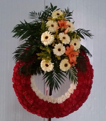 Funeraria y Tanatorio Extremeño corona roja con flores