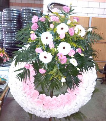 Funeraria y Tanatorio Extremeño corona blanca con rosa