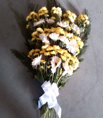 Funeraria y Tanatorio Extremeño ramo de flores amarillas