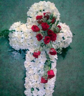 Funeraria y Tanatorio Extremeño cruz con rosas